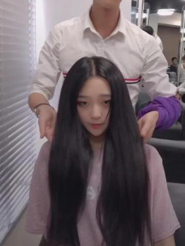 网上“大脸”女生火了，掀开刘海的那一刻，网友：心肌梗塞的感觉