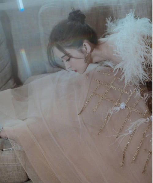  『蓬松』娜扎实力演绎“蓬松头发”，淡黄吊带凸显好身材，轻松就能美出圈