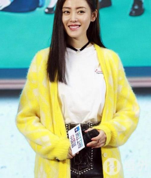 张天爱真是绝了，竟用铆钉凸显裤子的“蜘蛛网”，一般人学不来