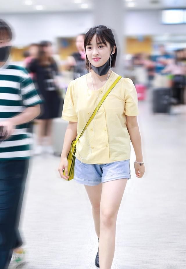  『衬托出』路人街拍，美女穿上黄色衬托出白皙肌肤，整个人似乎都亮到发光了。