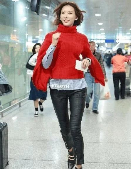 林志玲胆真大，皮裤穿成这样！网友：腿缝宽到能放下一个拳头！