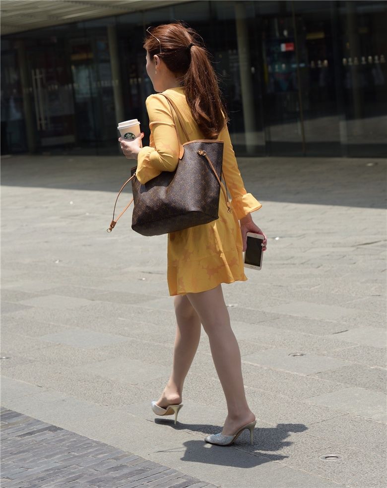 街拍联盟：阳光下的肉丝美妇，黄色套裙显得那么风韵