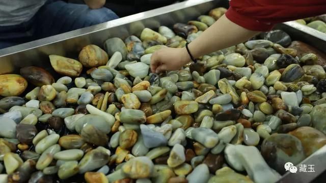 买一送一的和田玉，100块钱的籽料你要吗？
