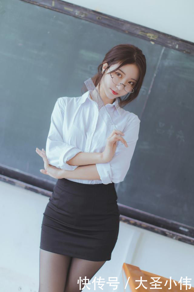  #美女#美女街拍：刚来的英语老师，打扮挺单纯的，看起来不好惹的样子