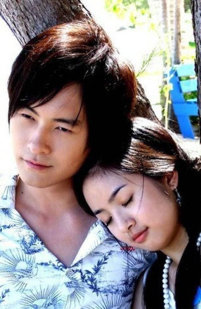 路人镜头下，林依晨胖回娃娃脸重回18岁，却被沈月式身材抢镜！