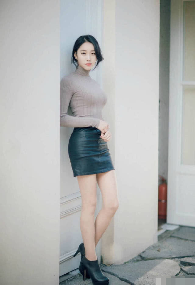 小姐姐皮裙让身材更窈窕，这个季节皮质不热吗？