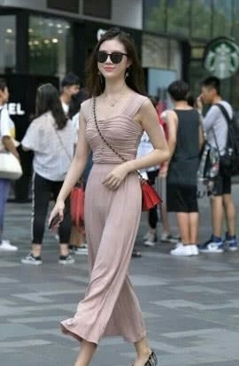  [粉色]墨镜遮目的高挑女神，“藕粉色连体裤”搭配“袜子鞋”，清新亮眼