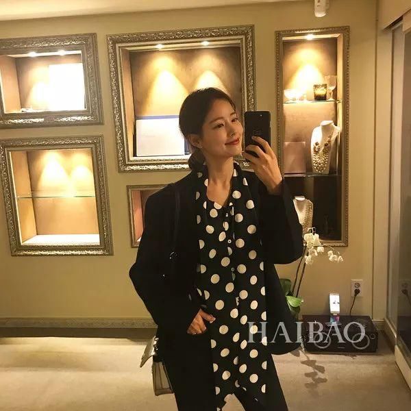 羡慕|靠“虐狗”合照火爆INS，这对韩国小夫妻也太甜了?