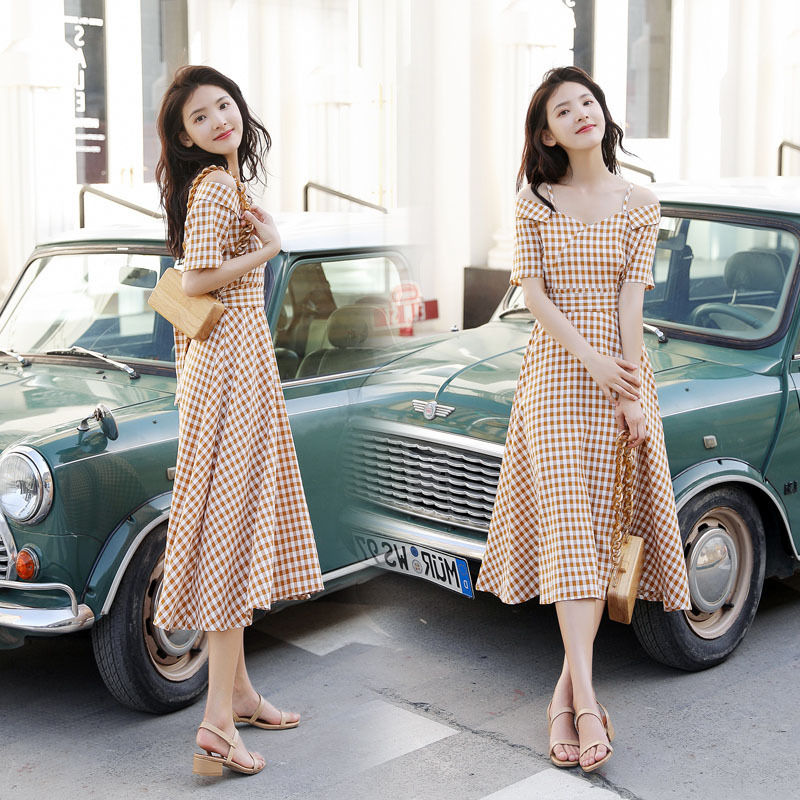 “冷淡风”裙子红得发紫，30-50岁女人穿特美，甜美显白嫩