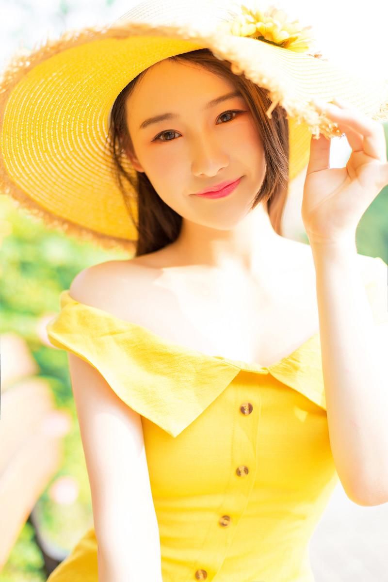 黄裙美女性感露肩户外写真图片