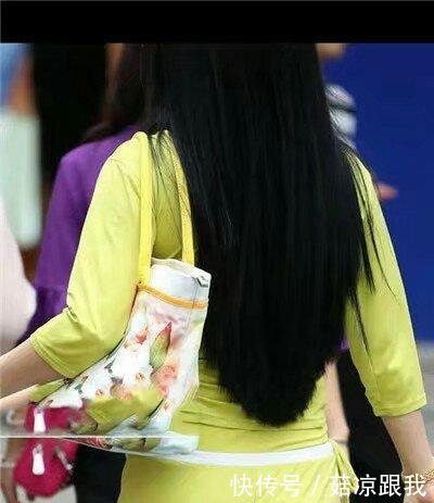 打底裤看起来非常的显瘦,妹子穿出了新的潮流