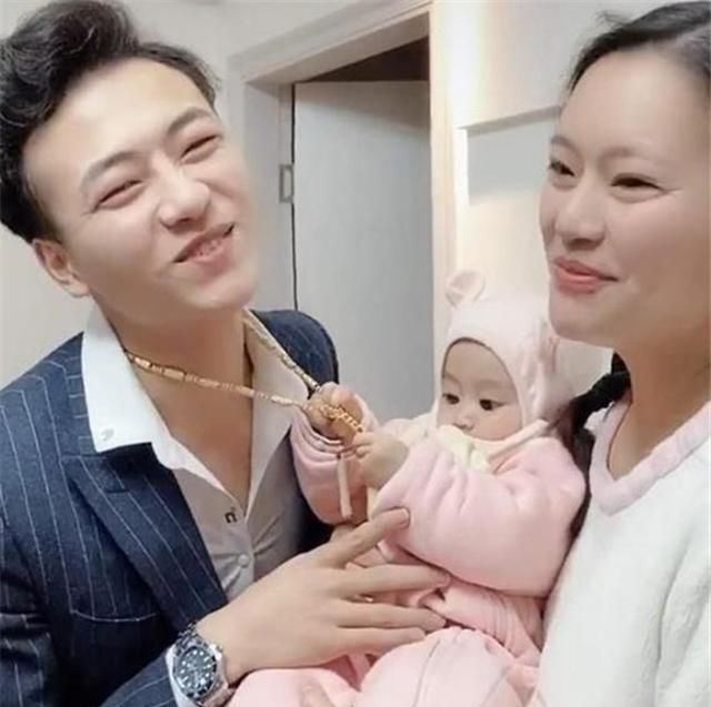  『长头发』舅舅做客后要走，小外甥女抓住大金项链不撒手：人走可以项链留下