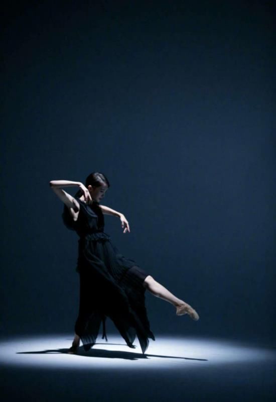 金晨秀高难度一字马，小蛮腰大长腿超抢镜