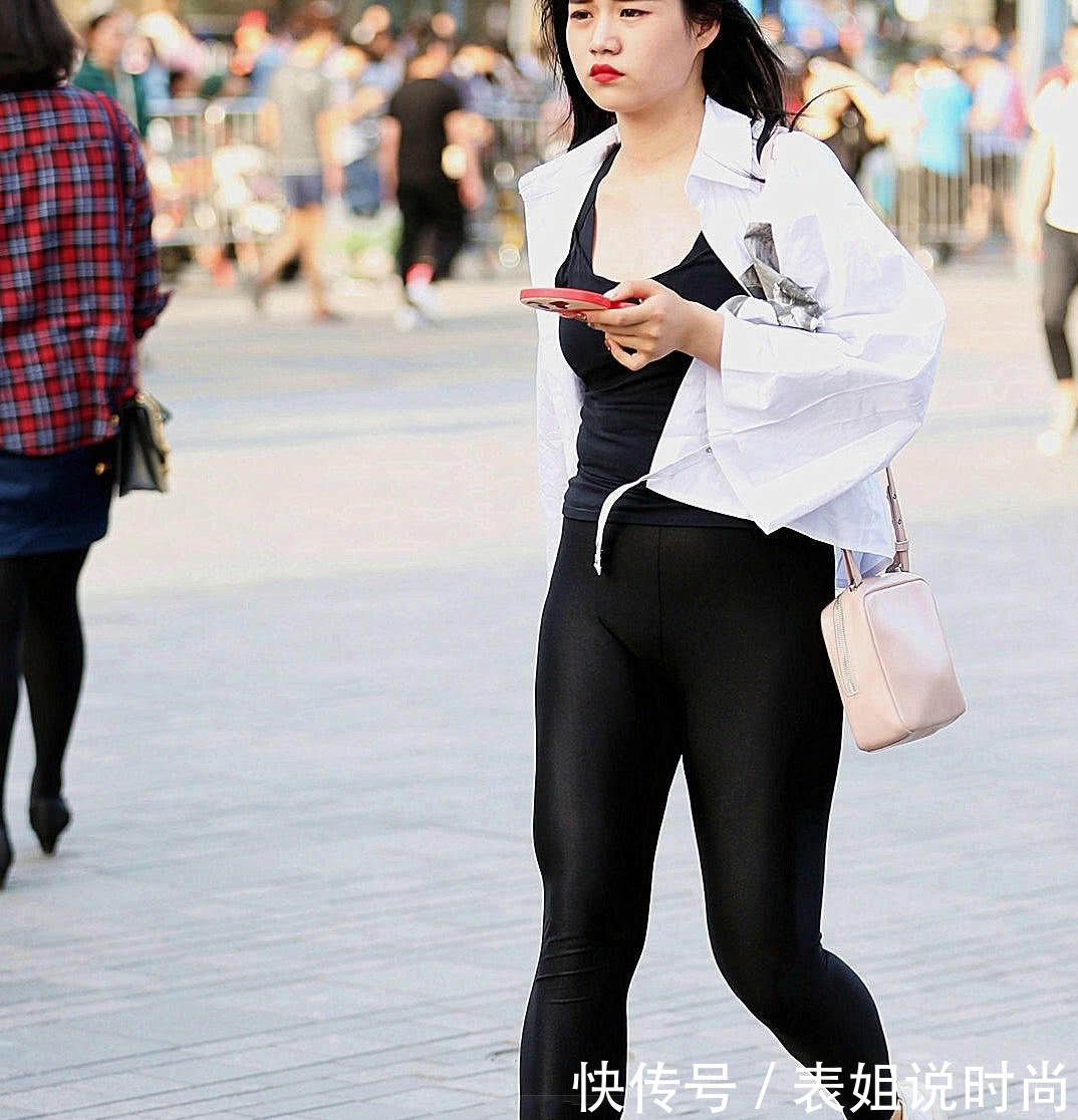 甜美小姐姐紧身装大秀身材，紧俏的臀部线条让人羡慕