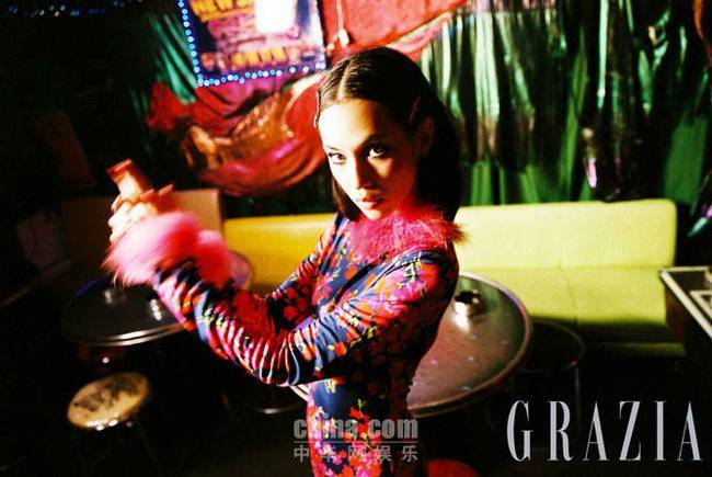 猫系少女水原希子＂孔雀妆＂ 混搭港式复古街头风