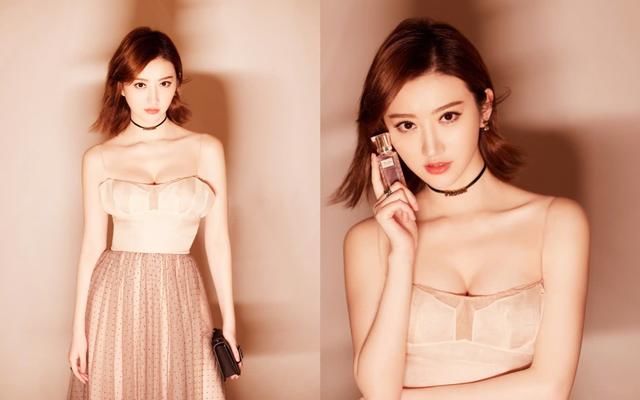 景甜穿吊带裙现身，肩带都快勒到肉里了，网友：为显身材豁出去了