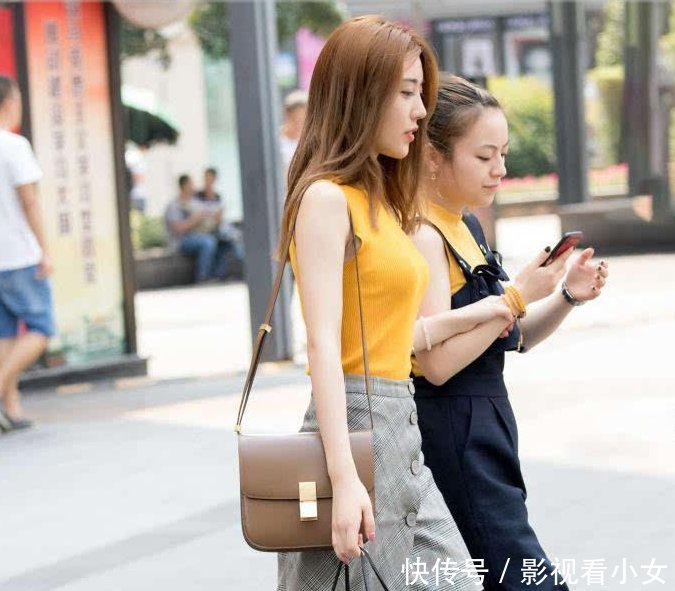街拍紧身背心搭配短裤，曲线迷人的小姐姐，微微一笑倾国倾城！