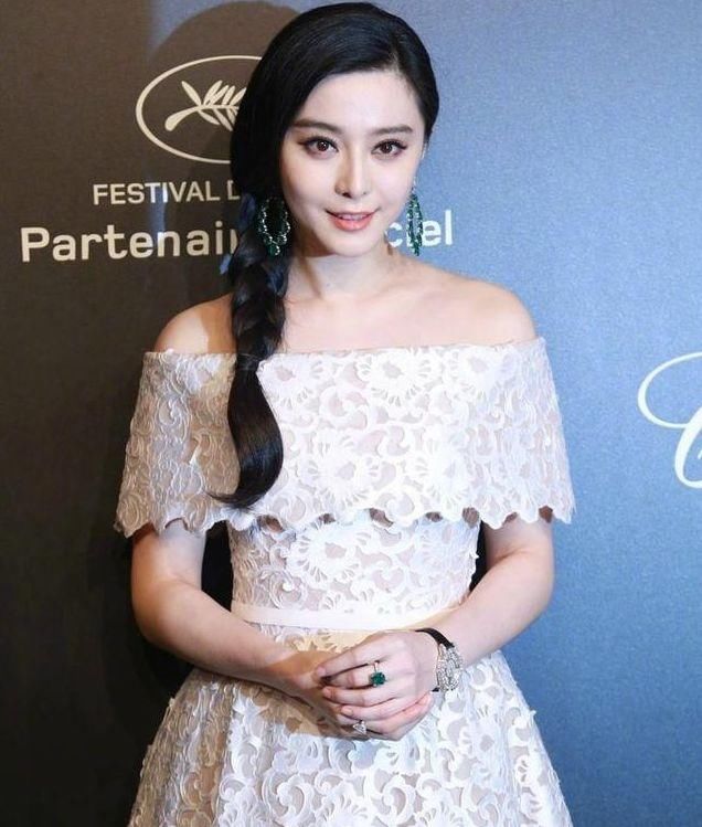 李沁，娜扎，赵丽颖，热巴穿一字肩长裙，这差距真的有点大!