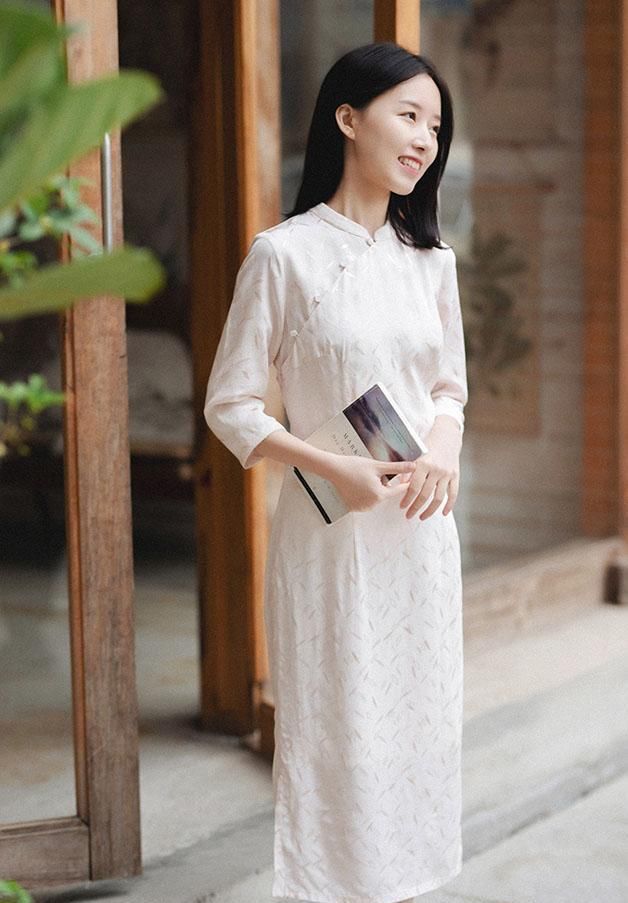  『过时』“牛仔裙”已经过时了，现流行的是“旗袍裙”，这样穿太美了吧！