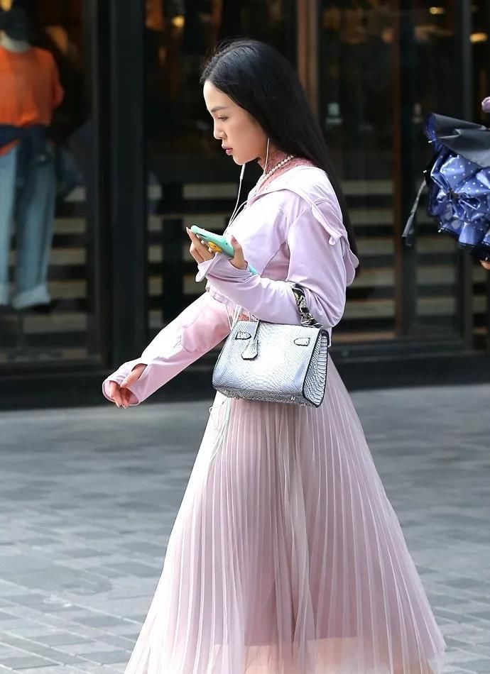  [两姐妹]街拍:小姐姐戴一顶白色的帽子,手捧鲜花,真是人比花娇