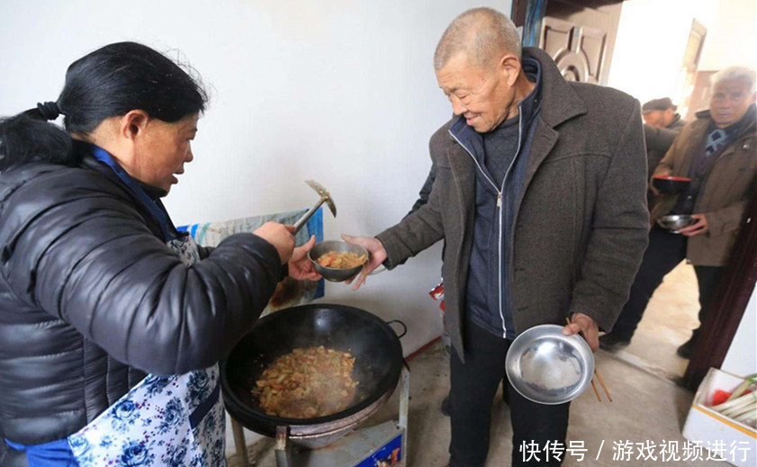 已满60岁的老人有福了，国家给你们四项补贴，每月最少200元
