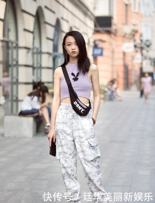  【美女】街拍：美女搭配一件毛边热裤，头戴黑色渔夫帽，既遮阳防晒又时尚