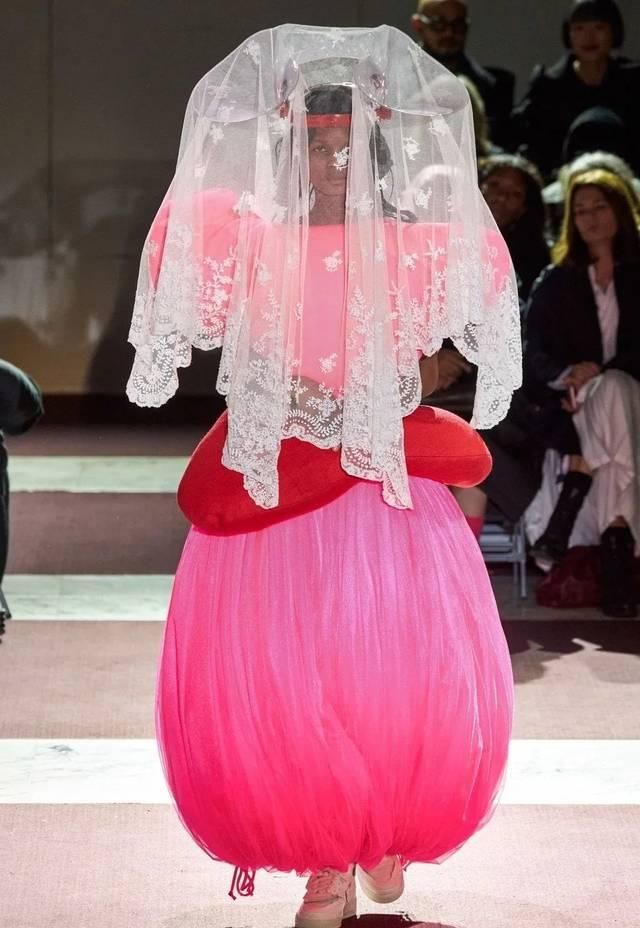  『大赛』时尚界迷之设计大赛！背上绑张床走秀，拎包入住吗？