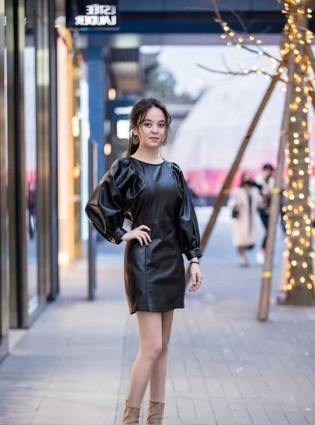  「长袖」路人街拍，小姐姐身材丰腴，穿皮质长袖连衣裙，格外的有女人味
