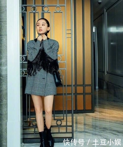 「 早已」抹胸一字裙才惊艳,32岁王子文穿上太仙了!,普通连衣裙早已过时