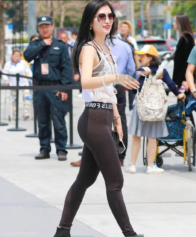 紧身打底裤：成熟优雅的美女，增添别致女人味，显出曼妙身材！