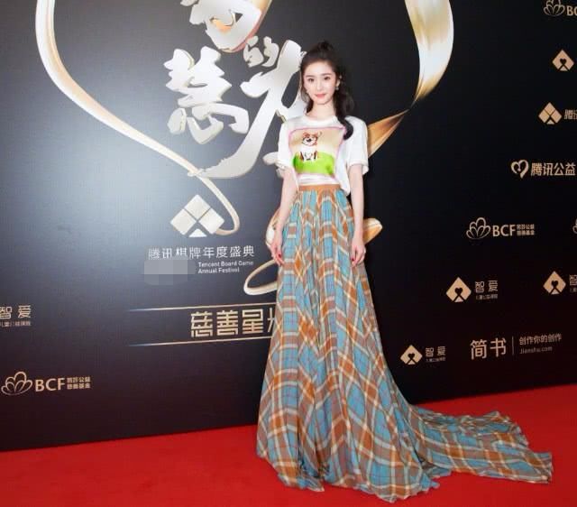 带货女王不是叫假的，杨幂把“窗帘”当裙子穿，网友：腿长一米八