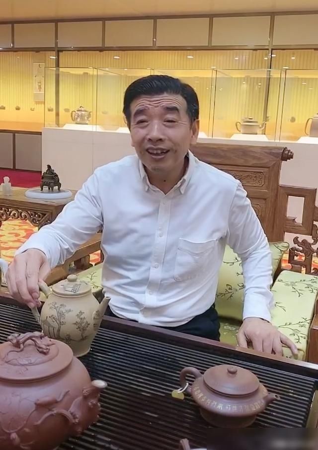  『茶壶』黄圣依老公杨子直播“翻车”，用价值近亿元茶壶喝茶险些打碎
