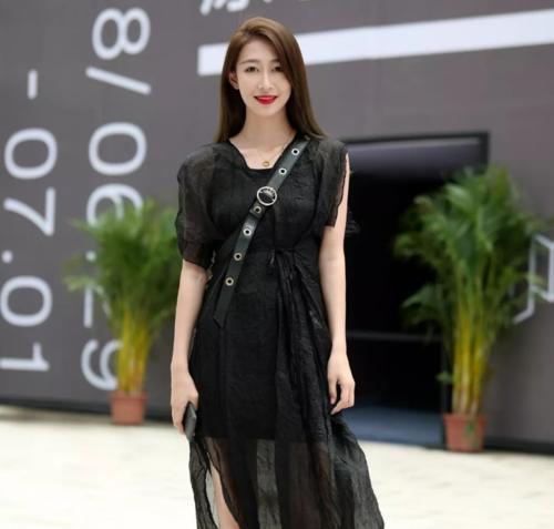 街拍：气质女神浑身上下散发着女性的魅力，显高又显瘦特别的时尚