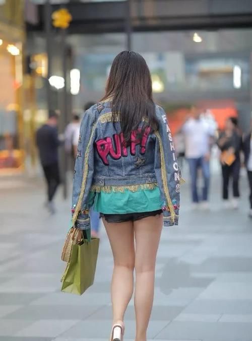 「抗冻」时尚街拍:再冷的天气都要秀腿,女孩子果然比较抗冻啊!