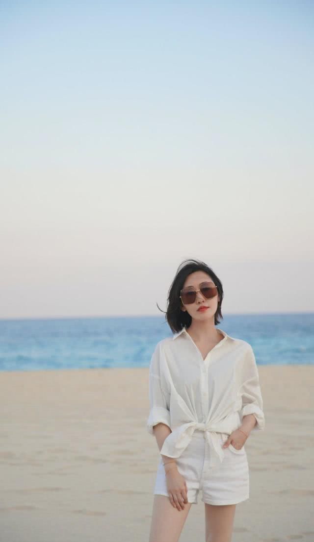  『简洁』黎贝卡穿衣服简洁大气，每件配搭都高雅有气场，不愧为是顶尖时尚达人