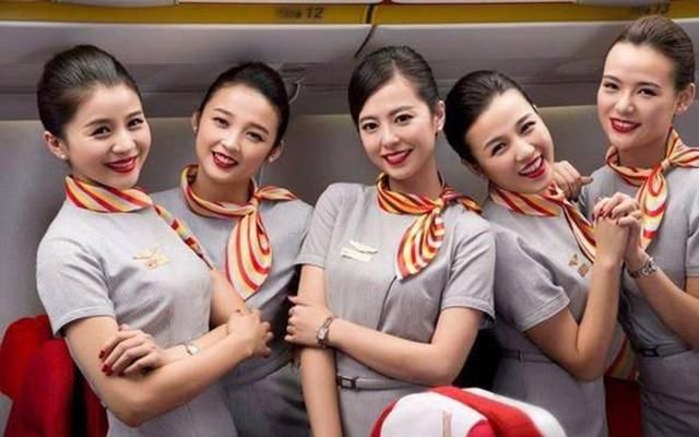 飞机上的空姐，为什么都穿裙子而不穿长裤？说出来你可能不信