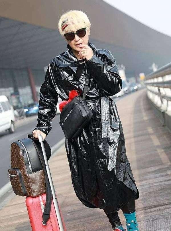 陈志朋脚踩一双大红“木头”鞋现身机场 时尚的你我有点看不懂了