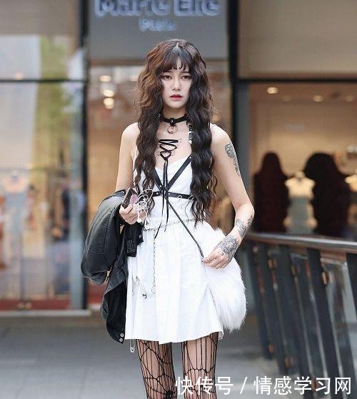 街拍图6这么紧的短裤都塞得进去，勒出紧致腿型，女人味十足