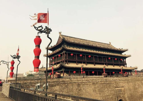 中国这座城市历史辉煌，13个朝代在此建都，钟楼鼓楼成这里特色