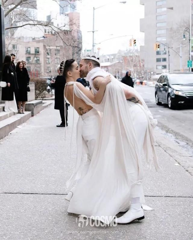 这位法国造型师穿衬衫结婚了，让我想起了赫本的头巾