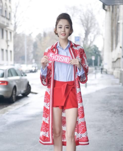 娜扎穿着一条“发育不良”的裤子，秀出大长腿，这双腿真的好看！