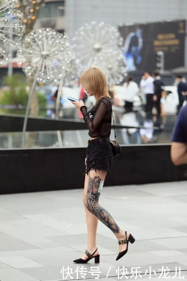  【美女】街拍：美女选择高腰的短裙搭配一双尖头银白色的高跟鞋，时尚感非常好
