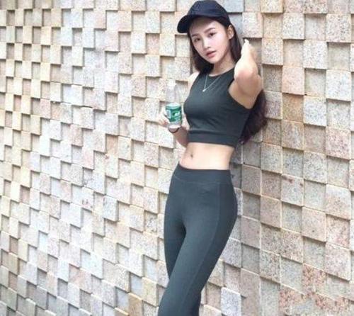 紧身打底裤小姐姐:展示迷人身材,不由让人眼前一亮!