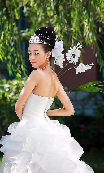 迪丽热巴早前写真，妆容夸张堪比baby，网友：幸亏颜值过硬！