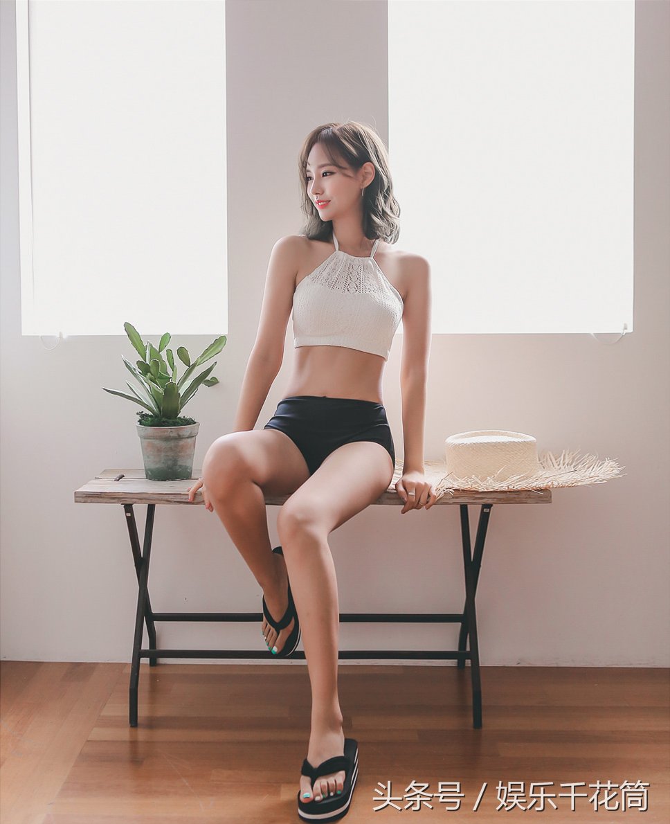 模特嘴角上扬轻轻微笑美似花，夏日穿搭简单有魅力