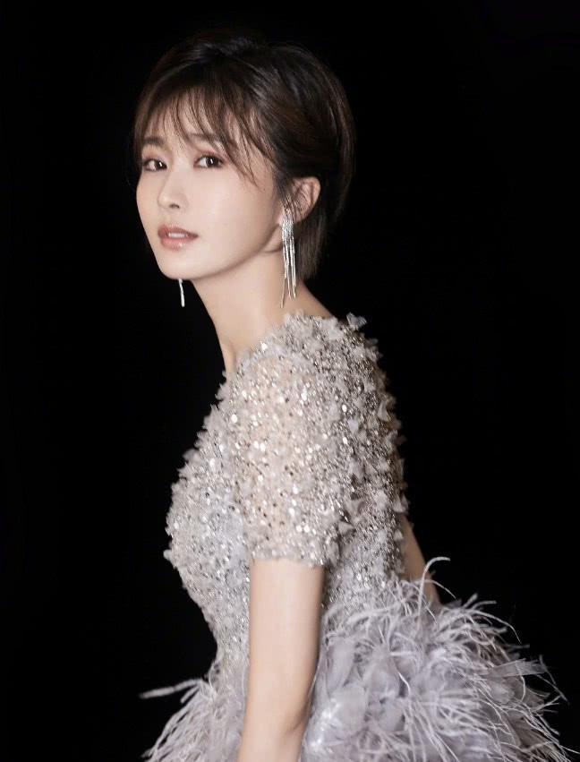 陈冰要哭了，一身贵妇装扮也难入时尚圈，她的耳环却永远吸睛！