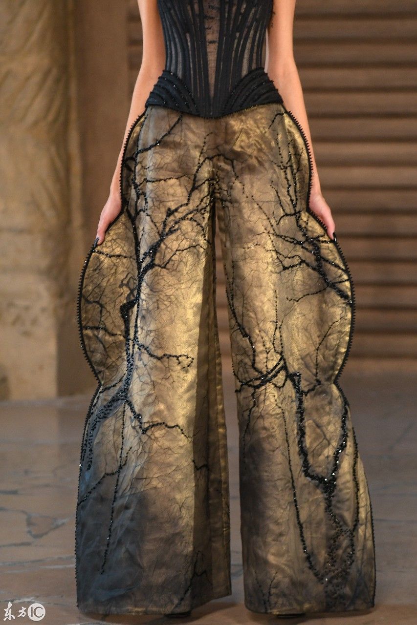 开放的国家真好蒙面美女，衣服穿成这样都能在街上走