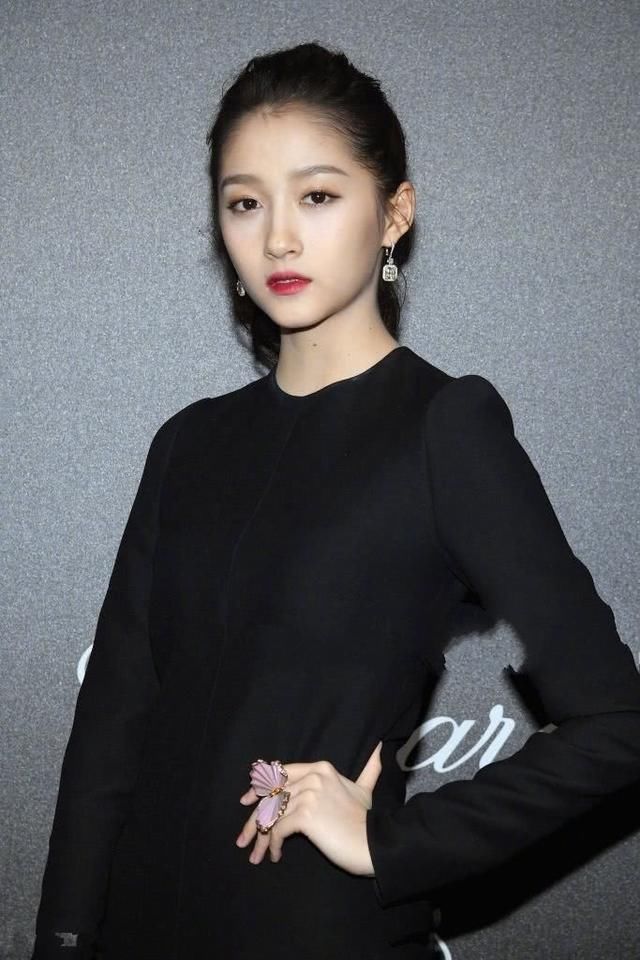 同样是172cm身高，关晓彤跟唐嫣撞衫，为何画面竟如此尴尬呢？