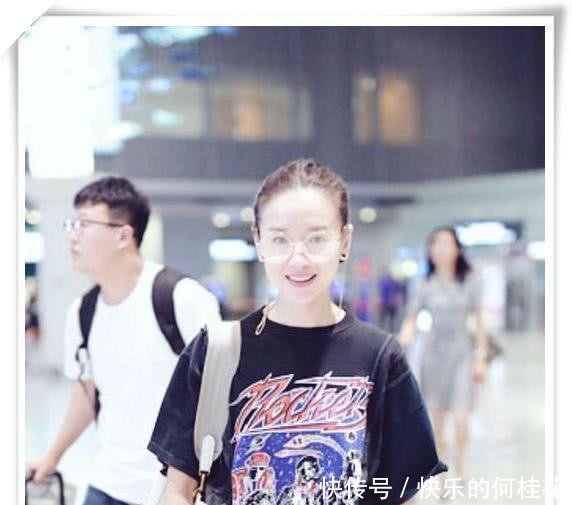 董洁也太瘦了，这么窄的裙子都能硬塞进去，但大腿间距宽得好尴尬