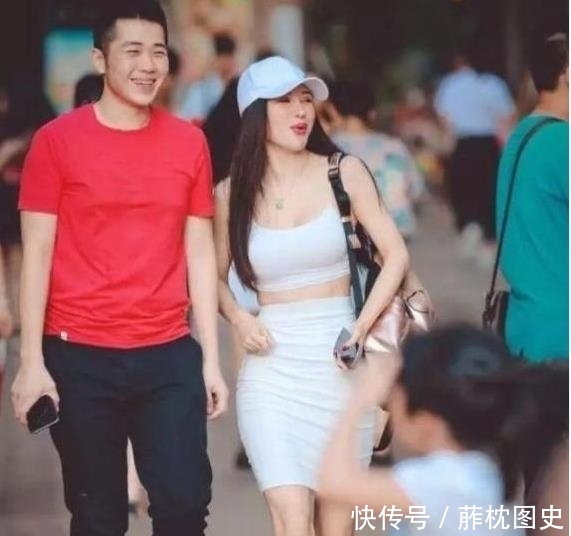 「 凹凸」一身素色的穿搭魅力十足,街拍:身材凹凸有致的美女